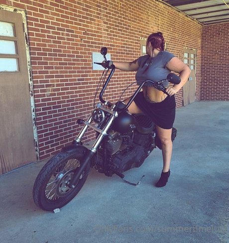 黒檀ペッギングオンリーファンズ 裸 写真