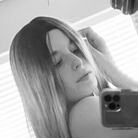 熟女のおっぱいオンリーファンズ 無料ヌード 写真