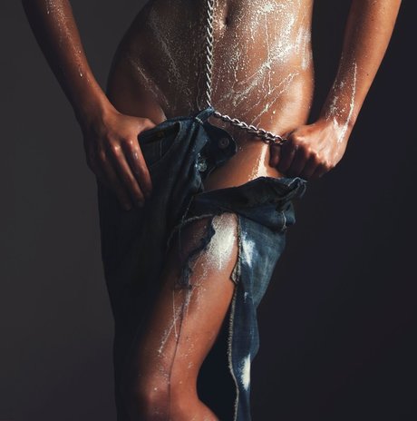 Treats Magazine 裸のスター 画像