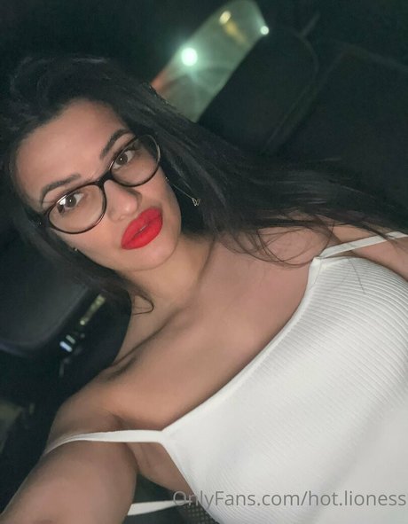 hot lioness スター 裸 画像