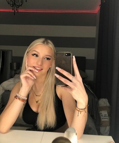 Emma Welyki アートモデル 写真