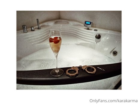 karakarma ヌードのポルノスター ギャラリー