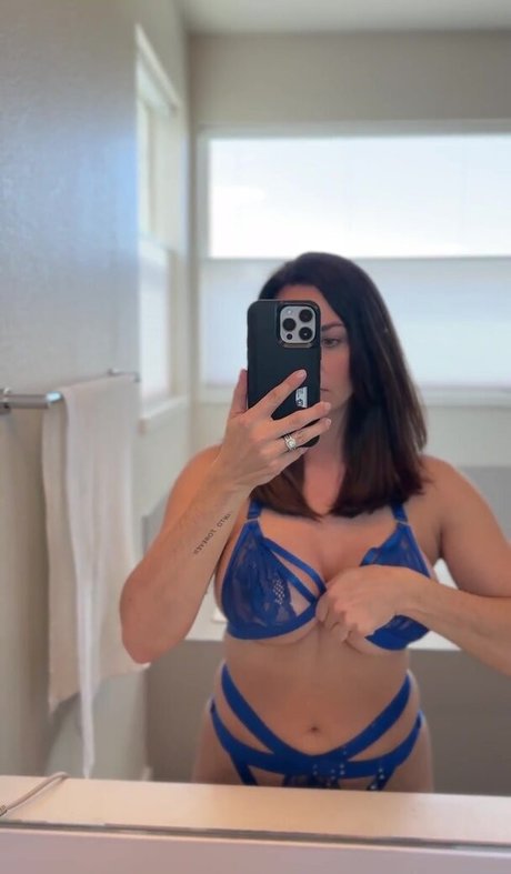 mom angela ポルノモデル 画像