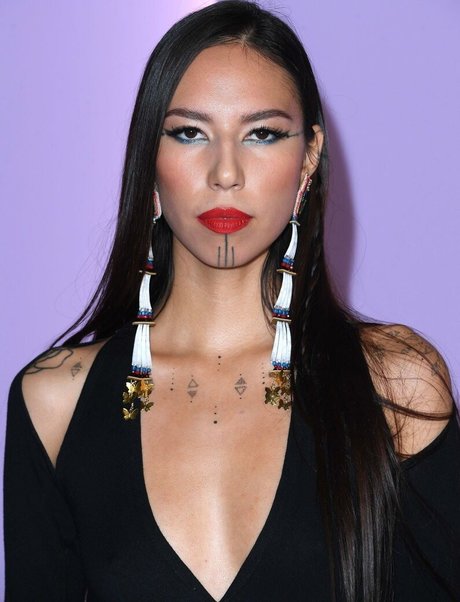 Quannah Chasinghorse アダルト女優 写真