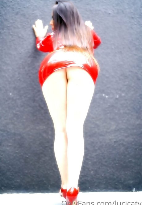 soylu dechile エロティックなモデル 写真