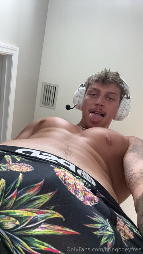 コスプレ フェムボーイ オンリーファンズ ポルノ 写真