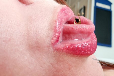 ティックトックスター オンリーファンズ 裸 写真