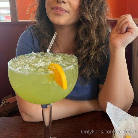 足 熟女 オンリーファンズ トップ 写真