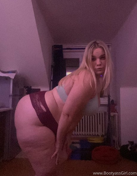 bootyassgirl アダルトスター 写真