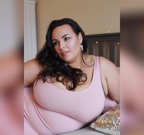 巨乳ランジェリーオンリーファンズ トップ 写真