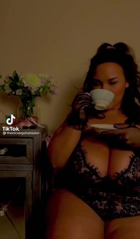 Nicole Denise Johansson スター ヌード 写真