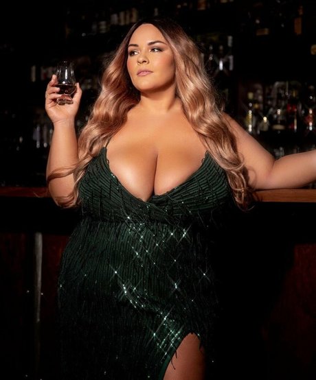 巨尻熟女オンリーファンズ セクシーヌード 画像