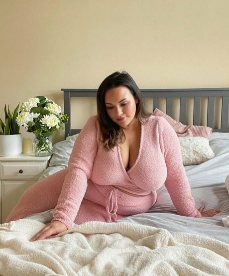 Nicole Denise Johansson 限定スター 画像