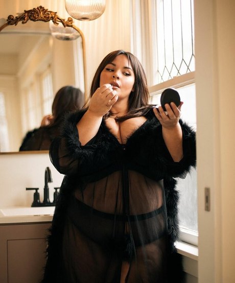 Nicole Denise Johansson ヌードモデル 画像