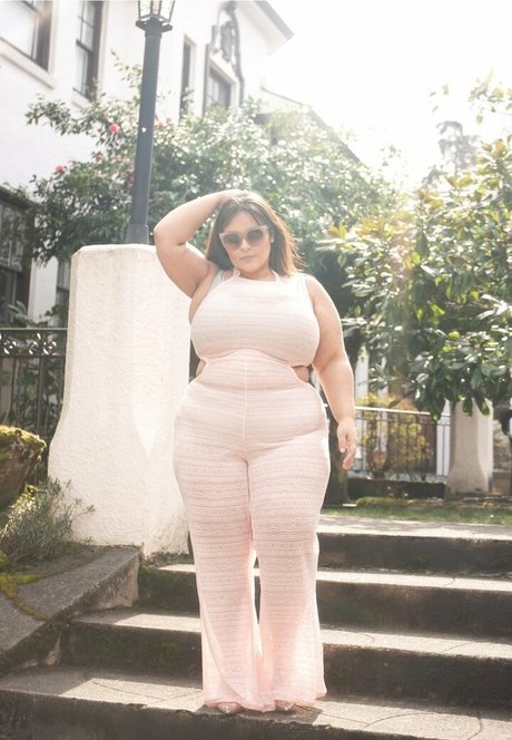 ティックトックスター オンリーファンズ アートポルノ 写真