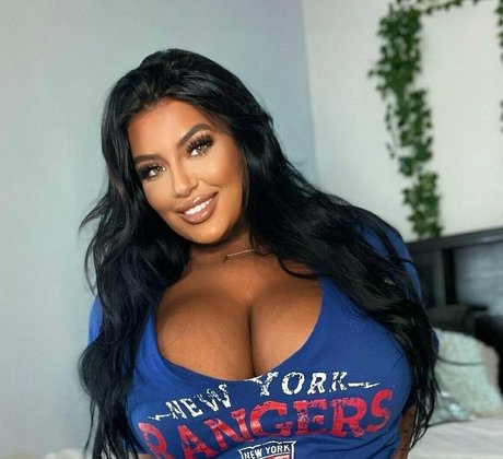 ティックトックスター オンリーファンズ ポルノグラフィック 写真