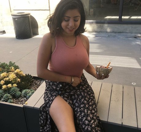 Sadd Pup 美しいポルノスター 写真