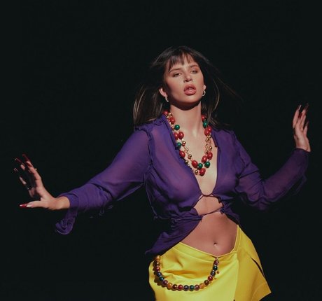 巨乳で痩せているオンリーファンズ セクシー 画像