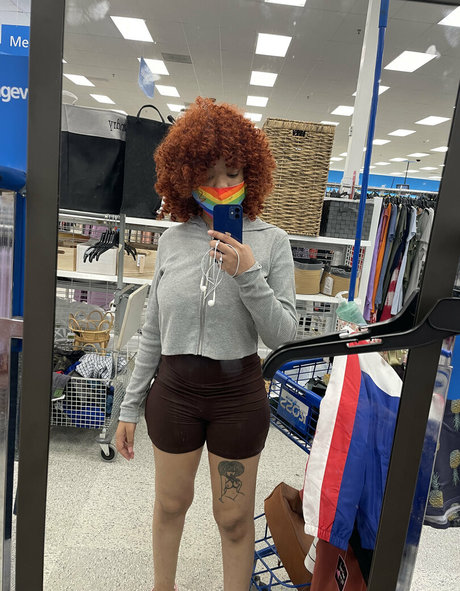 ぽっちゃりブロンドのオンリーファンズ 無料ポルノ 写真