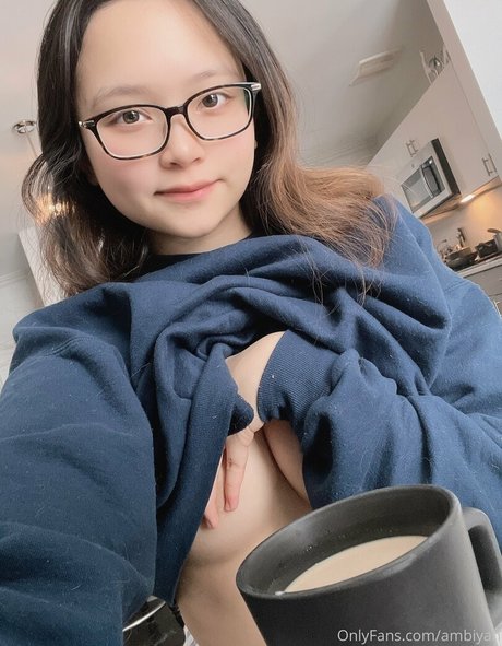 ambiyah ポルノスター 裸 写真