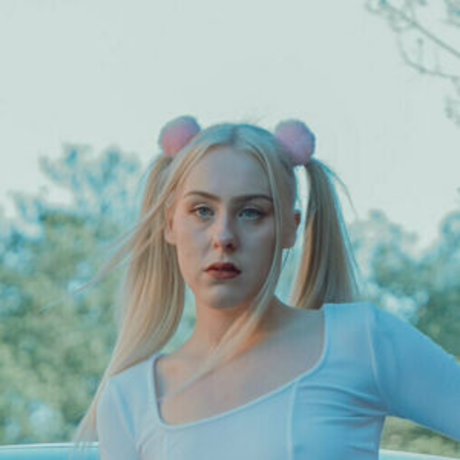 ニューハーフの乗馬オンリーファンズ ホットセクシー 画像