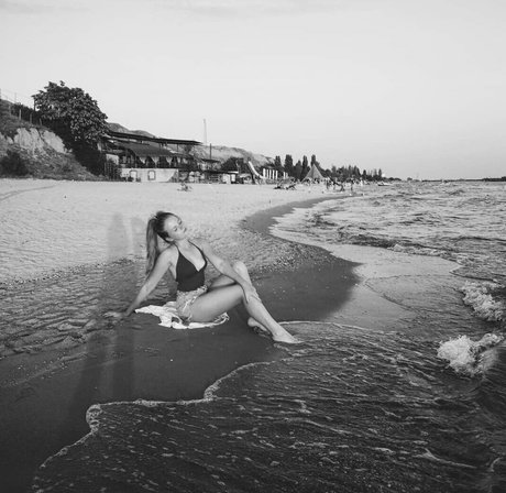 巨乳ストリップオンリーファンズ セックス ギャラリー