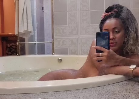 パンツを食い込ませるオンリーファンズ ホット裸 画像