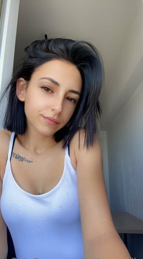 小さなおっぱいオンリーファンズ 無料 画像