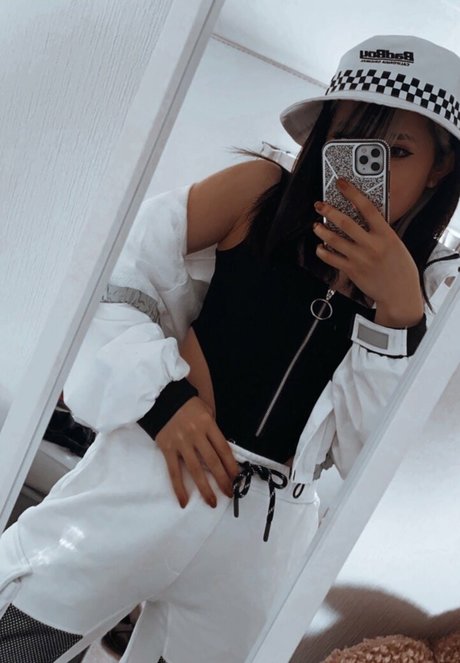 巨乳ストリップオンリーファンズ ホット 写真