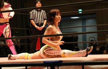 小さなおっぱいオンリーファンズ セクシー 画像