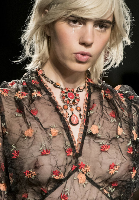 Julia Cumming 裸モデル 画像