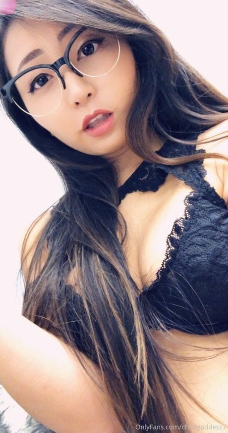 オイルを塗った巨乳オンリーファンズ ヌード 写真