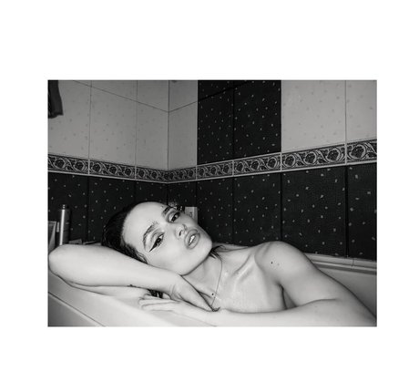 尖ったおっぱいオンリーファンズ ホットポルノ 写真