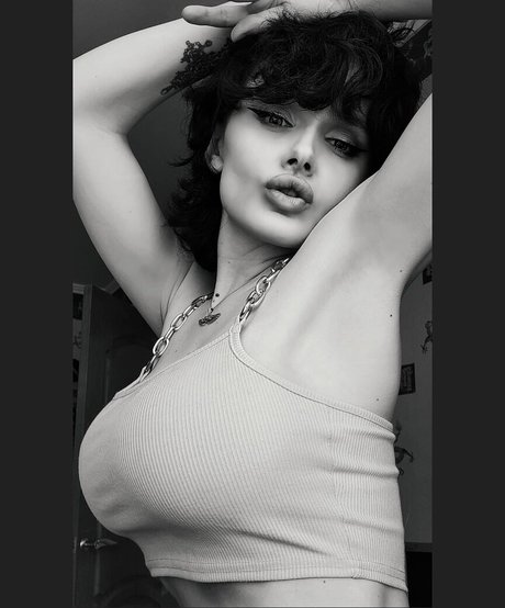 Taliyamilano 裸のポルノスター 写真