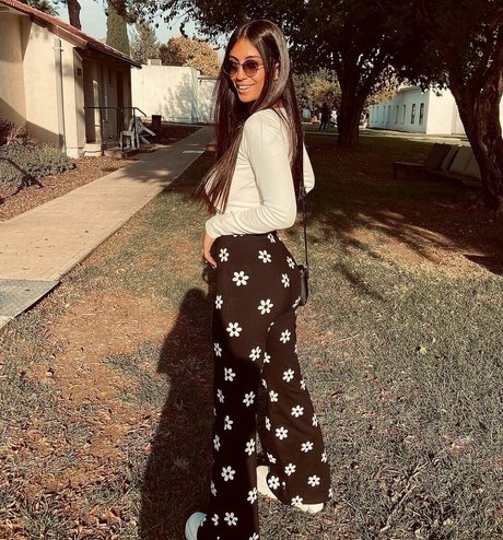 大学のアジア人オンリーファンズ 無料アダルト 写真