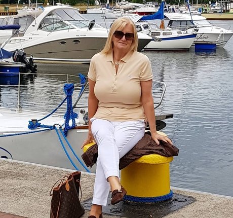 客室乗務員 オンリーファンズ アート裸 写真