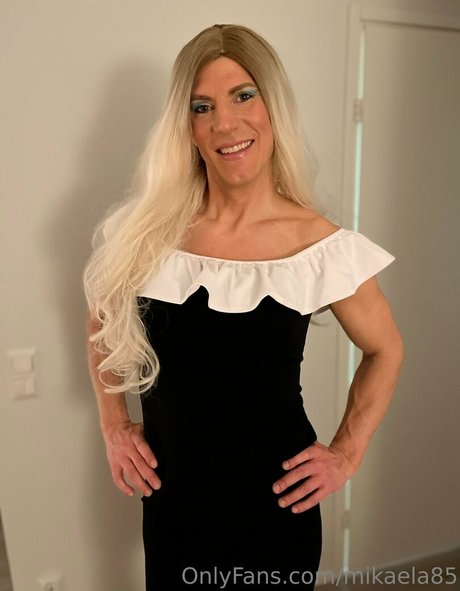 ピンク髪のオンリーファンズ 無料セクシー 写真