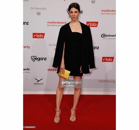 Aylin Tezel 裸のポルノスター 写真