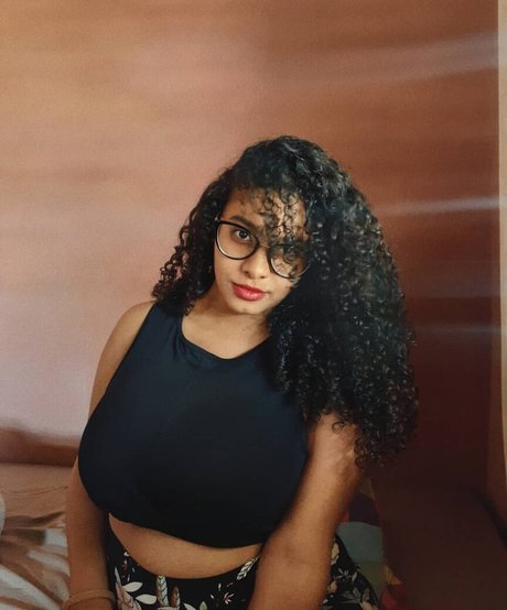 アラブの女の子オンリーファンズ ヌード 写真