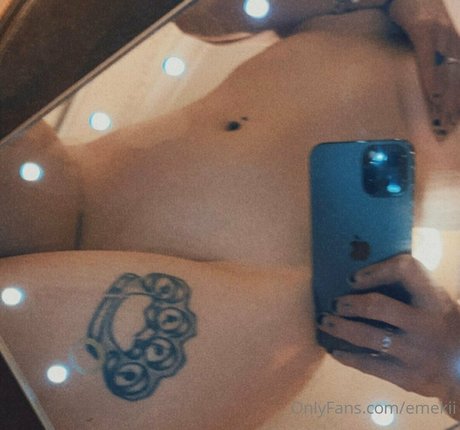 大学のオンリーファンズ セクシーヌード 写真