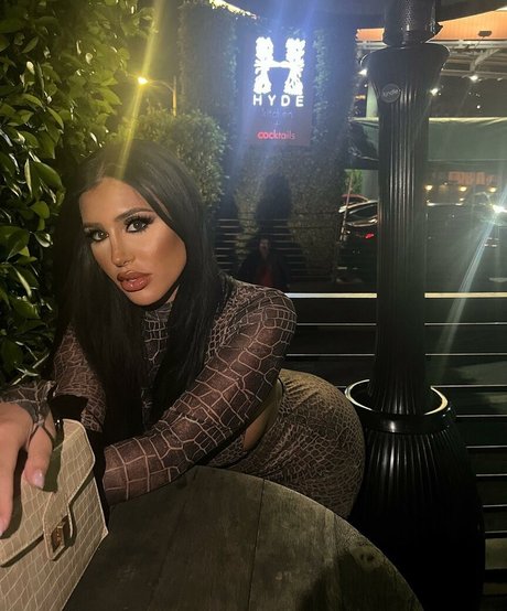 黒髪の熟女オンリーファンズ アート裸 ギャラリー