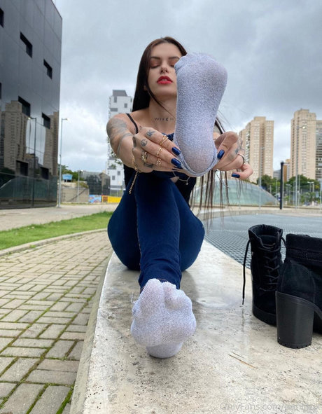 尖ったおっぱいオンリーファンズ セクシーヌード 写真