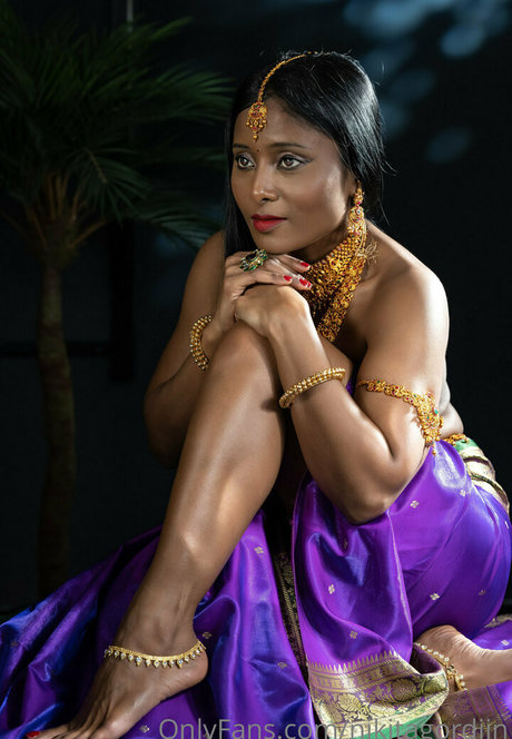 肉厚マンコオンリーファンズ アートポルノ 写真