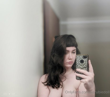 xorubiedoll 裸のモデル 写真