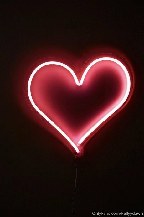 尖ったおっぱいオンリーファンズ セクシー裸 写真