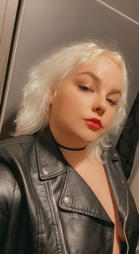 マッサージセラピストオンリーファンズ ヌード 画像