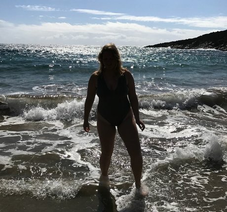 オイルを塗った巨乳オンリーファンズ アート裸 写真