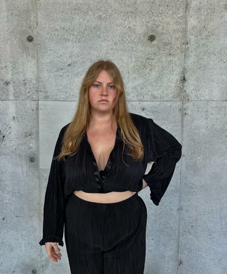 パイズリ オンリーファンズ セクシーヌード 画像