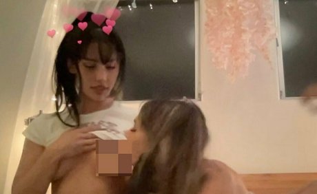 オイルを塗った巨乳オンリーファンズ ヌード 写真