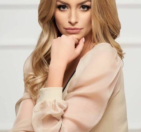 金髪の顔射オンリーファンズ ホットセクシー 写真